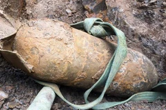 Người dân lo lắng vì quả bom mới phát hiện chậm được di dời