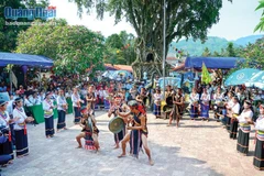 Biểu diễn đấu chiêng của đồng bào Cor tại lễ hội điện Trường Bà. (Nguồn: báo Quảng Ngãi)