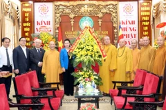 Chủ tịch Quốc hội Nguyễn Thị Kim Ngân tặng hoa cho Hòa thượng Thích Thanh Nhiễu và Giáo hội Phật giáo Việt Nam. (Ảnh: Trọng Đức/TTXVN)