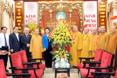 Chủ tịch Quốc hội Nguyễn Thị Kim Ngân tặng hoa cho Hòa thượng Thích Thanh Nhiễu và Giáo hội Phật giáo Việt Nam. (Ảnh: Trọng Đức/TTXVN)
