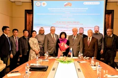 Các đại biểu chụp ảnh sau lễ ký kết. (Ảnh: Dương Trí/TTXVN)