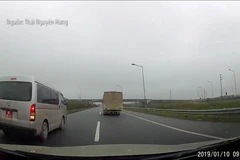 Tạm đình chỉ công tác đối với lái xe biển quân sự đi lùi trên cao tốc