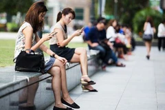 Người dân lướt mạng qua điện thoại di động thông minh ở Singapore. (Nguồn: Bloomberg)