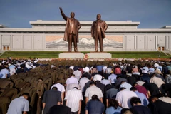 Người dân Triều Tiên viếng tượng đài hai nhà lãnh đạo Kim Nhật Thành và Kim Jong-il ở Bình Nhưỡng. (Nguồn: AFP)