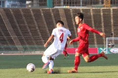 Pha tranh bóng giữa đội tuyển U22 Việt Nam và U22 Philippines. (Ảnh: Tuấn Cương/TTXVN)