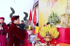 Đại sứ Việt Nam tại Ba Lan Vũ Đăng Dũng dâng hương tưởng niệm các Vua Hùng. (Nguồn: TTXVN phát)