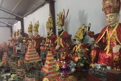 Tượng thờ các đời chúa Trịnh tại Khu di tích quốc gia Phủ Trịnh. (Ảnh: PV/Vietnam+)