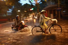 Hình ảnh nhiều tuyến phố ở Hà Nội thành sông sau cơn mưa lớn