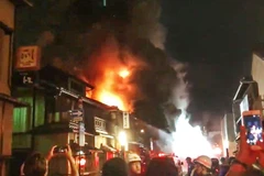 Lính cứu hỏa nỗ lực dập lửa tại hiện trường vụ hỏa hoạn một nhà hàng Nhật Bản ở quận Gion, thành phố Kyoto, Nhật Bản ngày 8/7/2019. (Nguồn: KYODO NEWS/TTXVN)