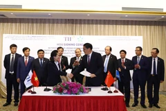 Thủ tướng Nguyễn Xuân Phúc và các đại biểu chứng kiến Lễ ký Biên bản ghi nhớ hợp tác. (Ảnh: Thống Nhất/TTXVN)