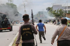 Cảnh sát được triển khai để đối phó với người biểu tình quá khích tại Timika, Indonesia, ngày 21/8. (Nguồn: AFP/TTXVN)