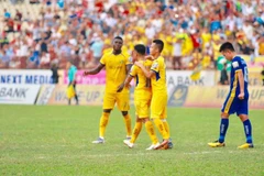 Cầu thủ Sông Lam Nghệ An ăn mừng bàn thắng vào lưới Thanh Hóa. (Nguồn: SLNAFC)