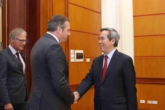 Ông Nguyễn Văn Bình, Ủy viên Bộ Chính trị, Bí thư Trung ương Đảng, Trưởng ban Kinh tế Trung ương tiếp Đoàn Ủy ban Ngân sách Quốc hội Đức do ông Andreas Mattfeldt, Nghị sỹ Liên minh Đảng cầm quyền CDU/CSU làm trưởng đoàn. (Ảnh: Phương Hoa/TTXVN)