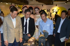 Các đại biểu tham quan triển lãm. (Nguồn: daklak.gov.vn)