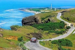 Đường giao thông trên đảo Lý Sơn, đoạn núi lớn Thới Lới. (Ảnh: Thanh Long/TTXVN)