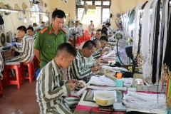 Phạm nhân phân trại số 1, Trại giam Ninh Khánh (Ninh Bình) trong giờ lao động. (Ảnh: Ninh Đức Phương/TTXVN)