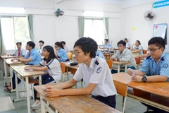 Thí sinh dự thi tại điểm thi Trường Trung học Cơ sở Điện Biên (quận Bình Thạnh) trước giờ làm bài môn Ngữ văn, sáng 2/6. (Ảnh: Thu Hoài/TTXVN)