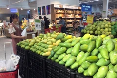 Khách lựa chọn mua hàng tại siêu thị Big C Hà Nội. (Ảnh: Trần Việt/TTXVN)