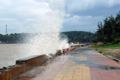 Sóng lớn xuất hiện tại Khu I, Khu du lịch Đồ Sơn. (Ảnh: An Đăng/ TTXVN)