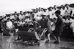 Chủ tịch Hồ Chí Minh đến thăm Sở Nông Lâm Hà Nội và sử dụng thử chiếc máy cấy tại ruộng thí nghiệm của Sở (7/1960). (Nguồn: TTXVN)