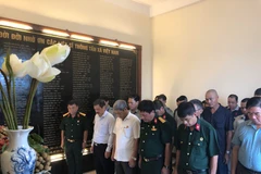 Hội Cựu chiến binh TTXVN tưởng niệm các liệt sỹ TTXVN. (Nguồn: TTXVN)