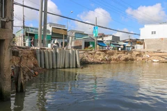 Điểm sạt lở trên kênh Cái Sắn, huyện Vĩnh Thạnh xảy ra giữa tháng 4/2019 nhấn chìm 4 căn nhà, thiệt hại hơn 1 tỷ đồng. (Ảnh: Thanh Liêm/TTXVN)