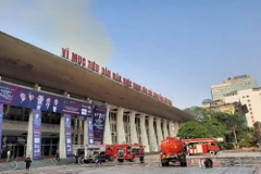 Lực lượng phòng cháy chữa cháy tại Cung Văn hóa Lao động Hữu nghị Việt-Xô. (Ảnh: Doãn Tấn/TTXVN)