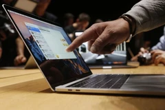 Một mẫu máy tính MacBook Pro tại sự kiện ra mắt năm 2017. (Nguồn: Reuters)