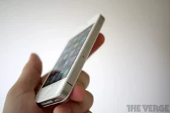 Mẫu iPhone 4S. (Nguồn: The Verge)