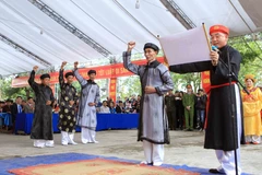 Chủ tế và các chức sắc thực hiện lời thề tại buổi lễ. (Ảnh: An Đăng/TTXVN)