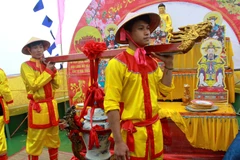 Nước làm lễ sau khi được lấy sẽ được mang về đền thờ 3 tháng 10 ngày. (Ảnh: Thế Duyệt/TTXVN)