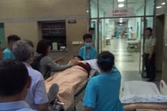 Bệnh nhân được đưa vào khoa Cấp cứu, Bệnh viện Đại học Y dược Thành phố Hồ Chí Minh. (Ảnh: Đinh Hằng/TTXVN)