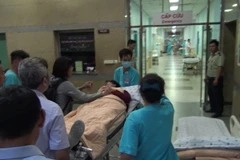 Bệnh nhân được đưa vào khoa Cấp cứu, Bệnh viện Đại học Y dược Thành phố Hồ Chí Minh. (Ảnh: Đinh Hằng/TTXVN)