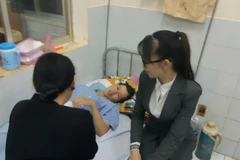 Đại diện chính quyền địa phương thảm hỏi, động viên sản phụ Yến. (Ảnh: Đậu Tất Thành/Vietnam+)