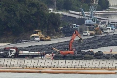 San lấp mặt bằng tại vùng bờ biển Henoko ở Nago, tỉnh Okinawa, Nhật Bản, trong dự án di dời căn cứ không quân Futenma của Mỹ, ngày 25/2/2019. (Nguồn: Kyodo/ TTXVN)