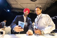 Khách tham quan sự kiện ra mắt Galaxy S10 tại New Delhi, Ấn Độ, vào ngày 7/3/2019. (Nguồn: Yonhap)