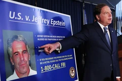 Geoffrey Berman, Công tố viên quận phía Nam New York, chỉ vào một bức ảnh của Jeffrey Epstein khi tuyên bố nhà tài phiệt về tội mại dâm trẻ vị thành niên. (Nguồn: Reuters)