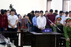 Các bị cáo đứng nghe tòa tuyên án phúc thẩm. (Ảnh: Trung Kiên/TTXVN)