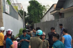 Lực lượng chức năng phong tỏa hiện trường ngăn người dân hiếu kỳ đến xem. (Ảnh: Nguyễn Văn Việt/TTXVN)