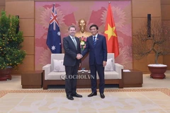 Tổng Thư ký Quốc hội, Chủ tịch Nhóm Nghị sỹ hữu nghị Việt Nam-Australia Nguyễn Hạnh Phúc chào xã giao Chủ tịch Thượng viện Australia Scott Ryan. (Nguồn: quochoi.vn)