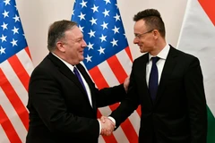 Ngoại trưởng Mỹ Mike Pompeo (trái) và người đồng cấp Hungary Peter Szijjarto. (Nguồn: AP)