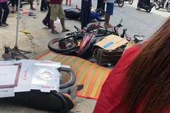 Xe máy dàn hàng ngang đâm xe tải ngược chiều, 8 người thương vong