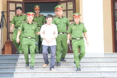 Giải bị cáo về trại giam. (Ảnh: Huỳnh Phúc Hậu/TTXVN)