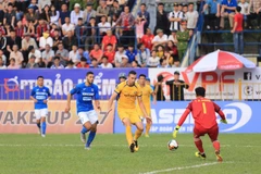 Một pha bóng trong trân đấu. (Ảnh: Trung Nguyên/TTXVN)