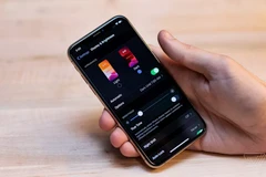 iOS 13 lần đầu tiên mang giao diện Chế độ tối lên iPhone. (Nguồn: The Verge)