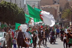 Biểu tình phản đối chính phủ tại thành phố biển Oran, Algeria ngày 9/4. (Nguồn: AFP/TTXVN)