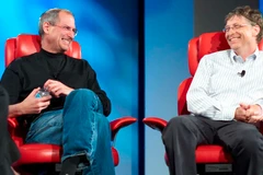 Bill Gates và Steve Jobs trở nên hòa hợp hơn vào những năm 2000, thậm chí cùng chia sẻ quan điểm trong một cuộc phỏng vấn tại hội nghị D5 năm 2007. (Nguồn: Getty Images)