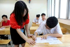 Giám thị kiểm tra thông tin và phổ biến quy chế thi cho các thí sinh tại Hội đồng thi trường Trung học Phổ thông Nguyễn Trãi (Hà Nội). (Ảnh: Thành Đạt/TTXVN)