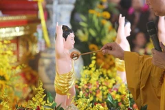 Hình ảnh các tăng, ni, Phật tử thực hiện nghi lễ Tắm Phật ở Vesak 2019