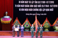 Phó Thủ tướng Chính phủ Trương Hòa Bình trao tặng Huân chương Độc lập hạng Nhất cho tỉnh Quảng Bình. (Ảnh: Đức Thọ/TTXVN)